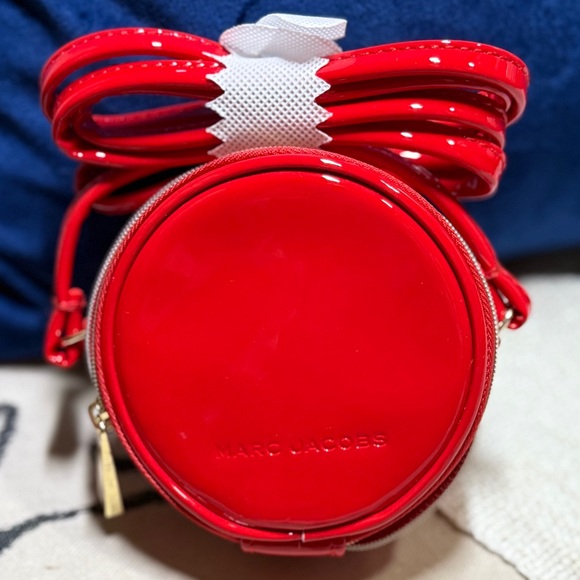 MARC JACOBS NIP🪢 RED L.E. PATENT LEATHER CROSSBODY BEAUTY BAG - Picture 1 of 9